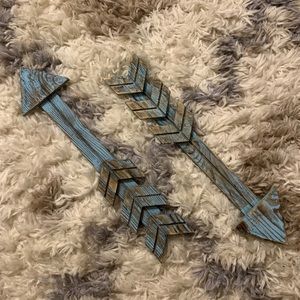 blue arrow wall decor